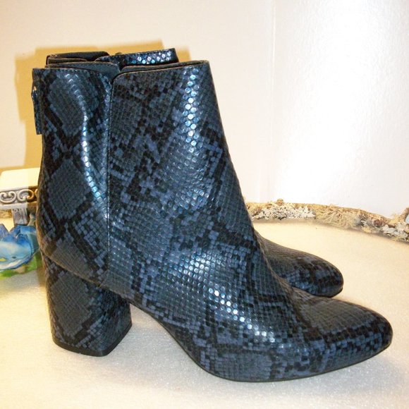 OLD NAVY Sz 10 NWOT Rear Zip Blue/Black Snakeskin Pattern Booties 3" Heel - Picture 7 of 15